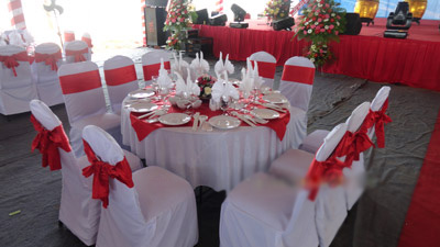 Cho thuê bàn ghế đám cưới - nơ màu đỏ